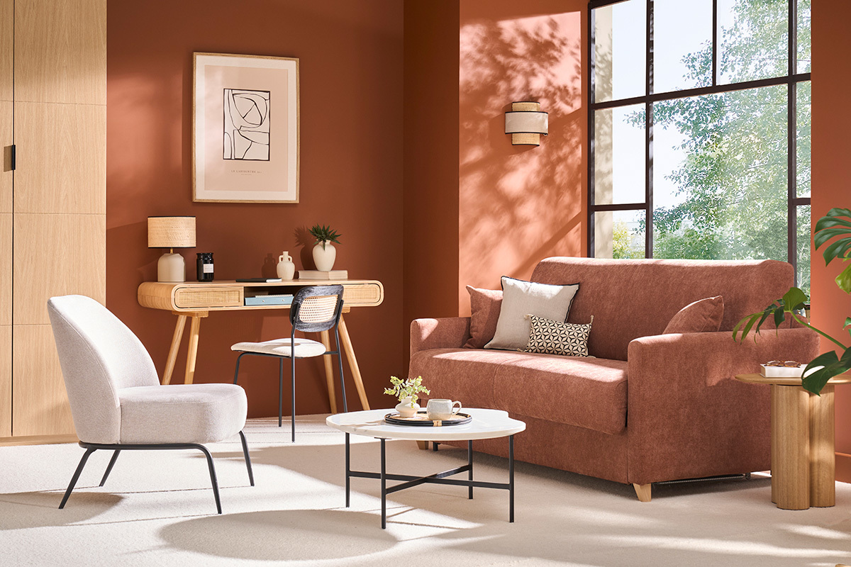 Canap� convertible SKANDY en tissu terre br�l�e et bois clair dans un salon moderne.