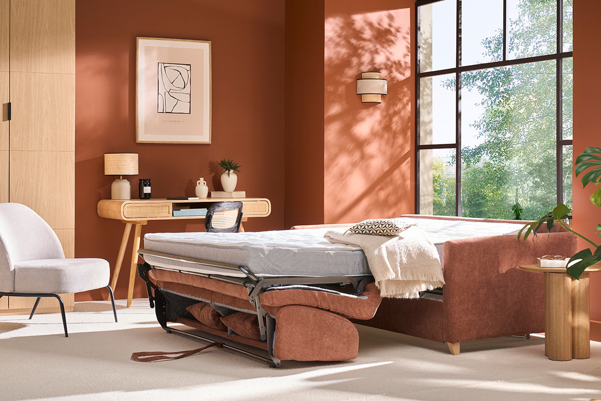 Canap� convertible 3 places en tissu terre br�l�e d�pli� en lit avec matelas, vue lat�rale.