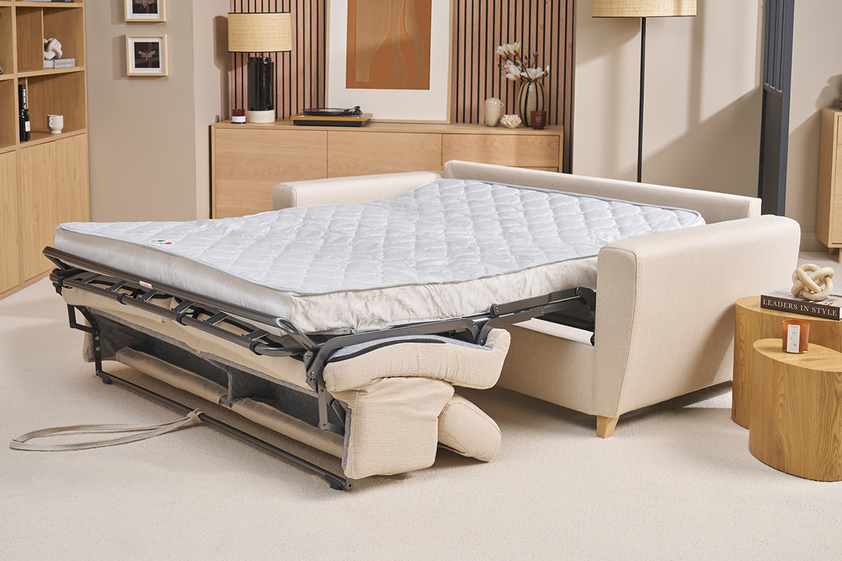 Canap� convertible beige avec matelas d�pli� dans un salon.