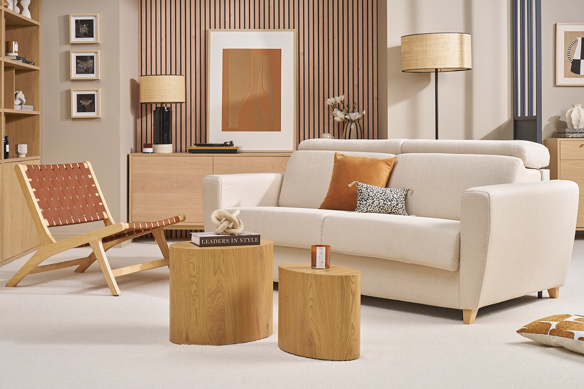 Canap� convertible 3 places en tissu beige et bois clair dans un salon moderne.