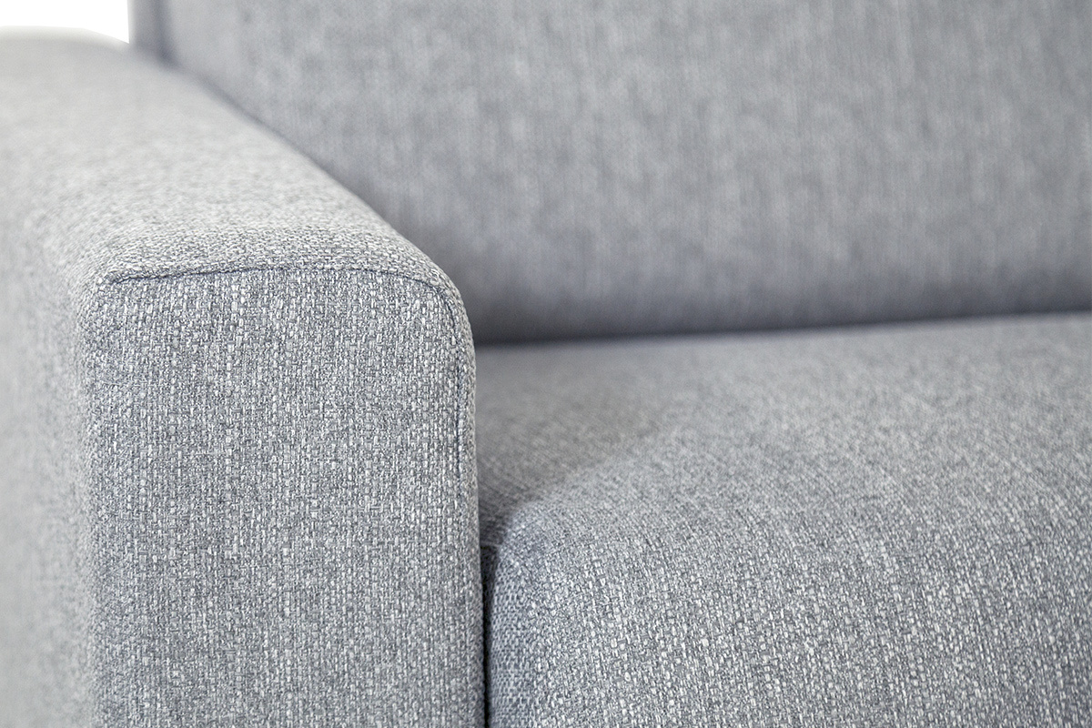 D�tail sur l'accoudoir du canap� convertible NORO en tissu gris clair
