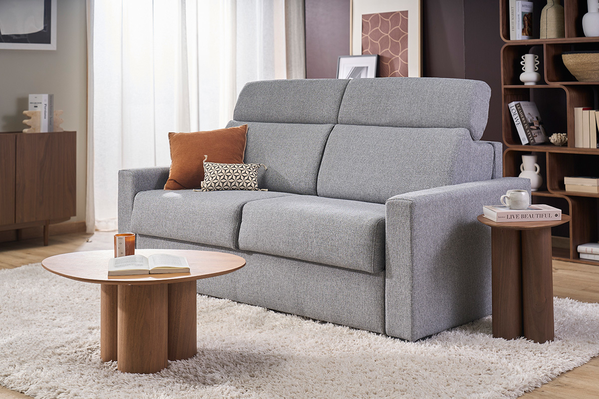 Canap� convertible NORO 3 places gris clair avec t�ti�res ajustables, vue de face dans un salon moderne.