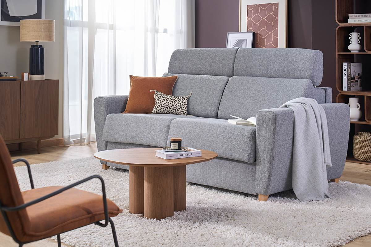 Canap� convertible 3 places GOYA en tissu gris avec t�ti�res ajustables, vue de 3/4 dans un salon moderne.