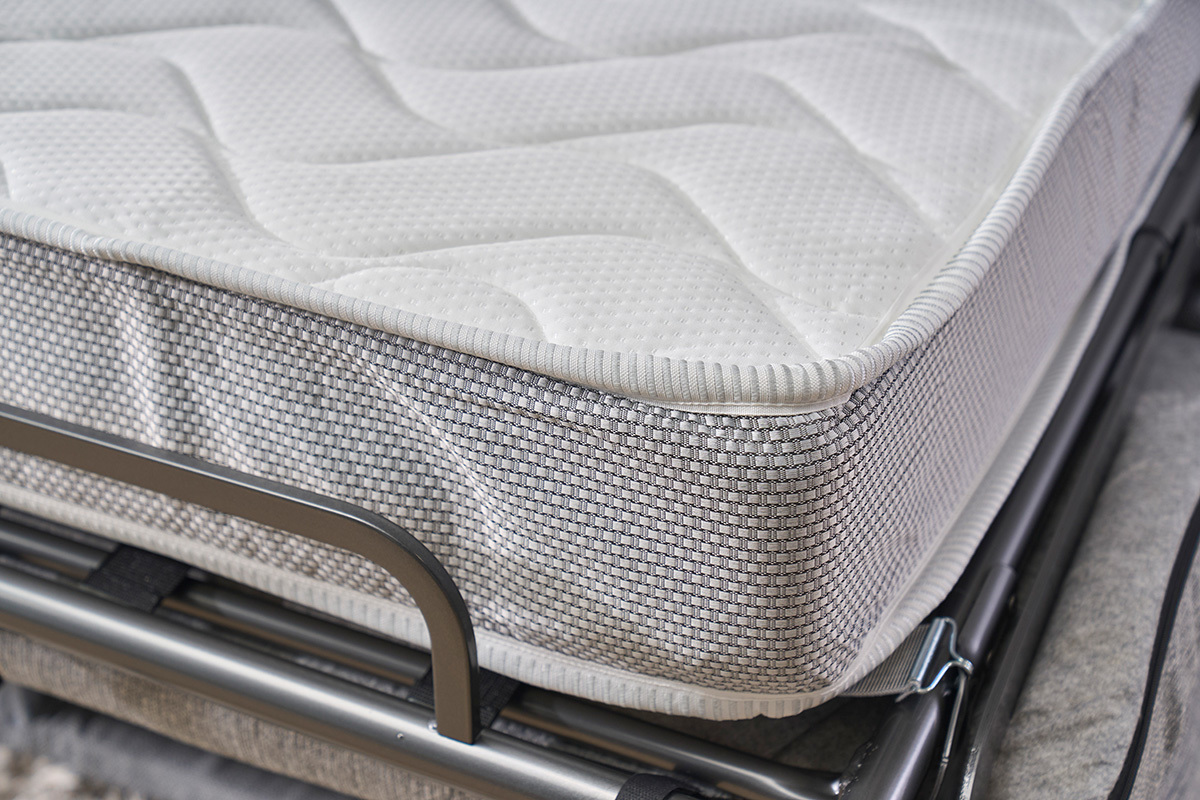 Matelas �pais de 18 cm du canap� convertible GOYA, vue rapproch�e sur le dessus et les bords.