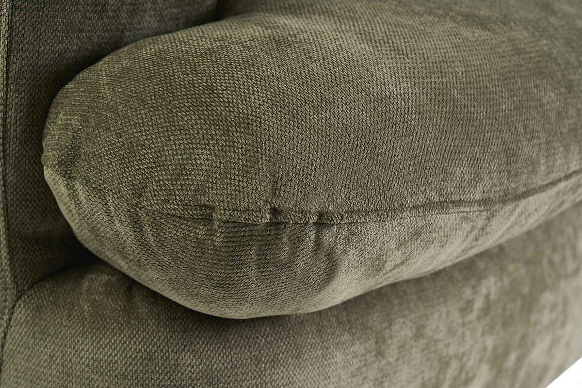 D�tail du coussin d'accoudoir du canap� convertible d�houssable vert kaki SACHA en tissu effet velours textur�.