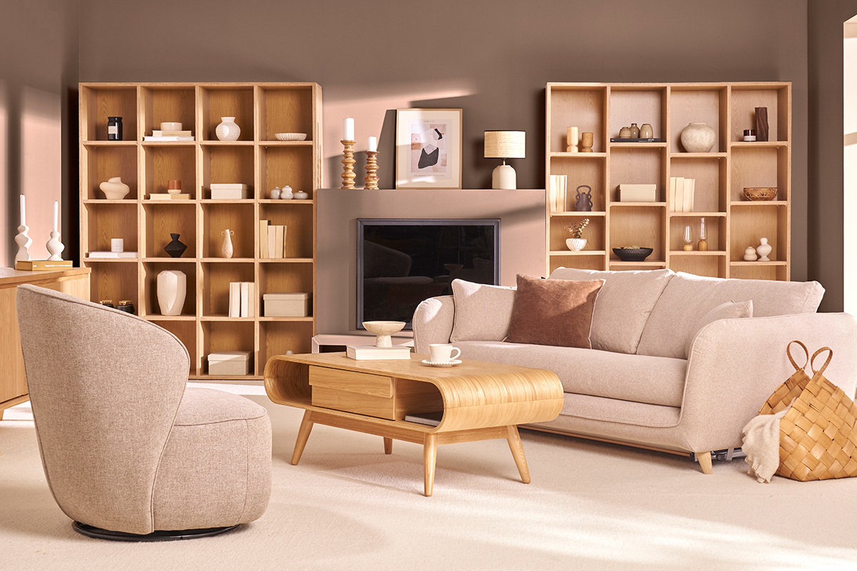 Canap� convertible 3 places beige avec table basse et fauteuil, int�rieur scandinave.