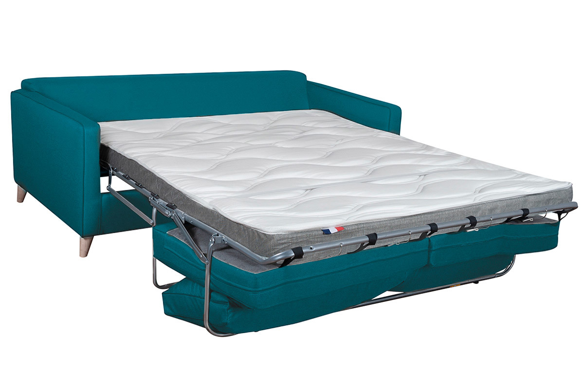 Canap� convertible bleu canard avec matelas d�pli�, pied en bois clair.