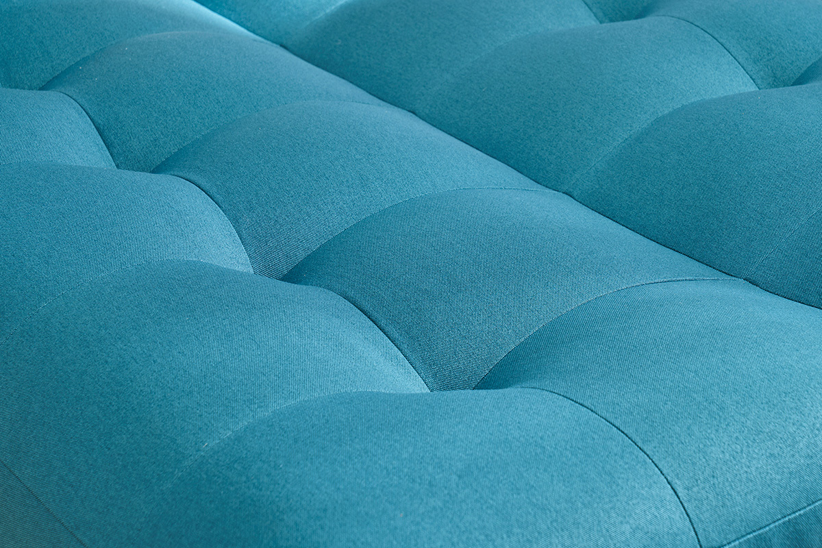 Gros plan sur le tissu bleu canard du canap� convertible YUMI.