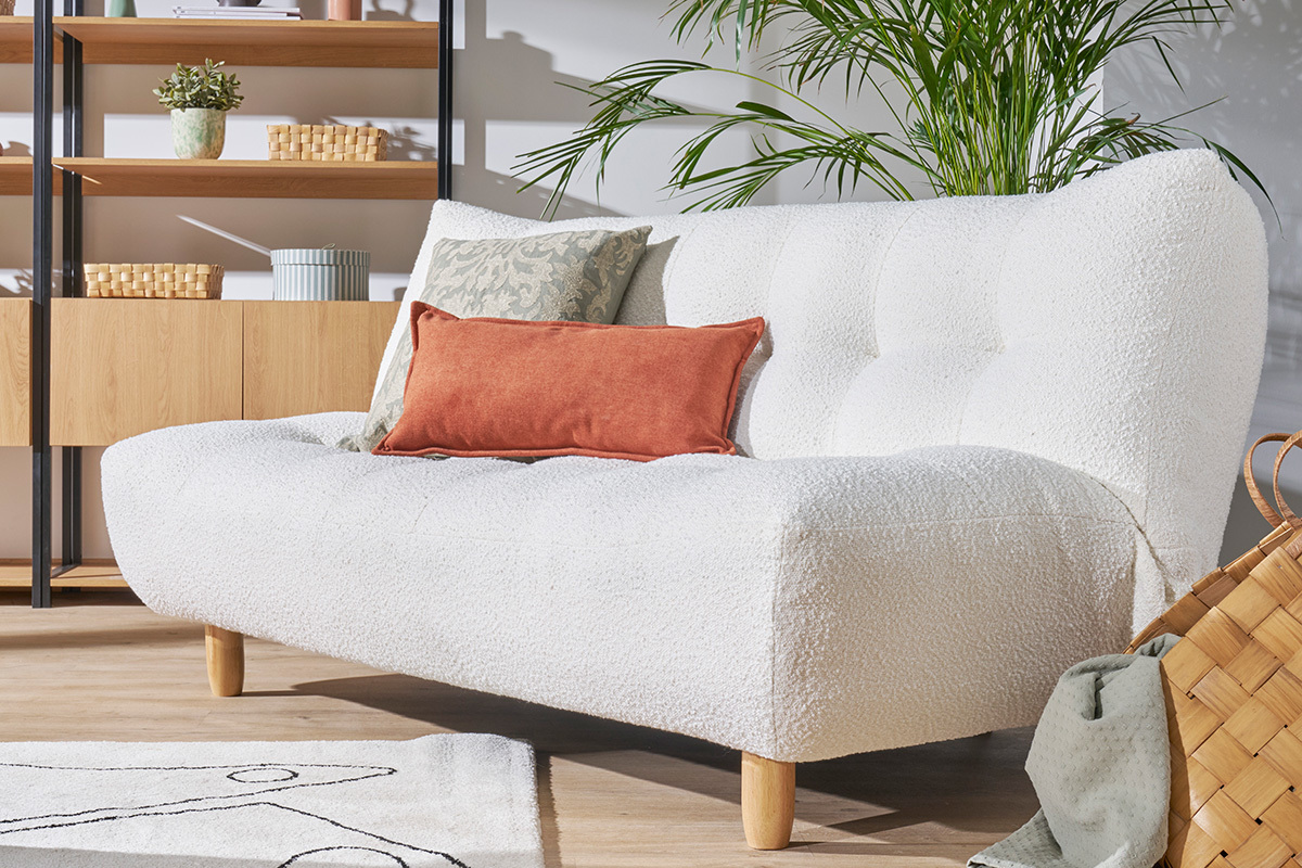 Canap� convertible scandinave 3 places en tissu effet laine boucl�e blanc et bois clair YUMI