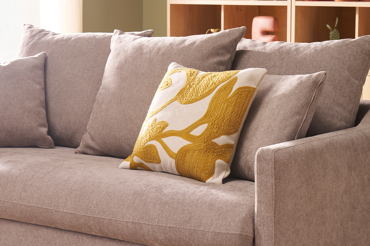 Canap� convertible scandinave 3 places en tissu effet velours taupe et bois clair LOUISE