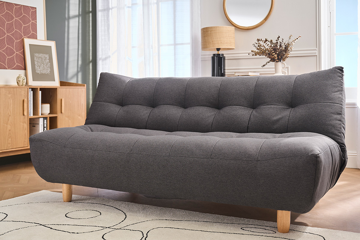 Canap� scandinave 3 places gris fonc� sur pieds en bois clair, vue de face dans un salon moderne.