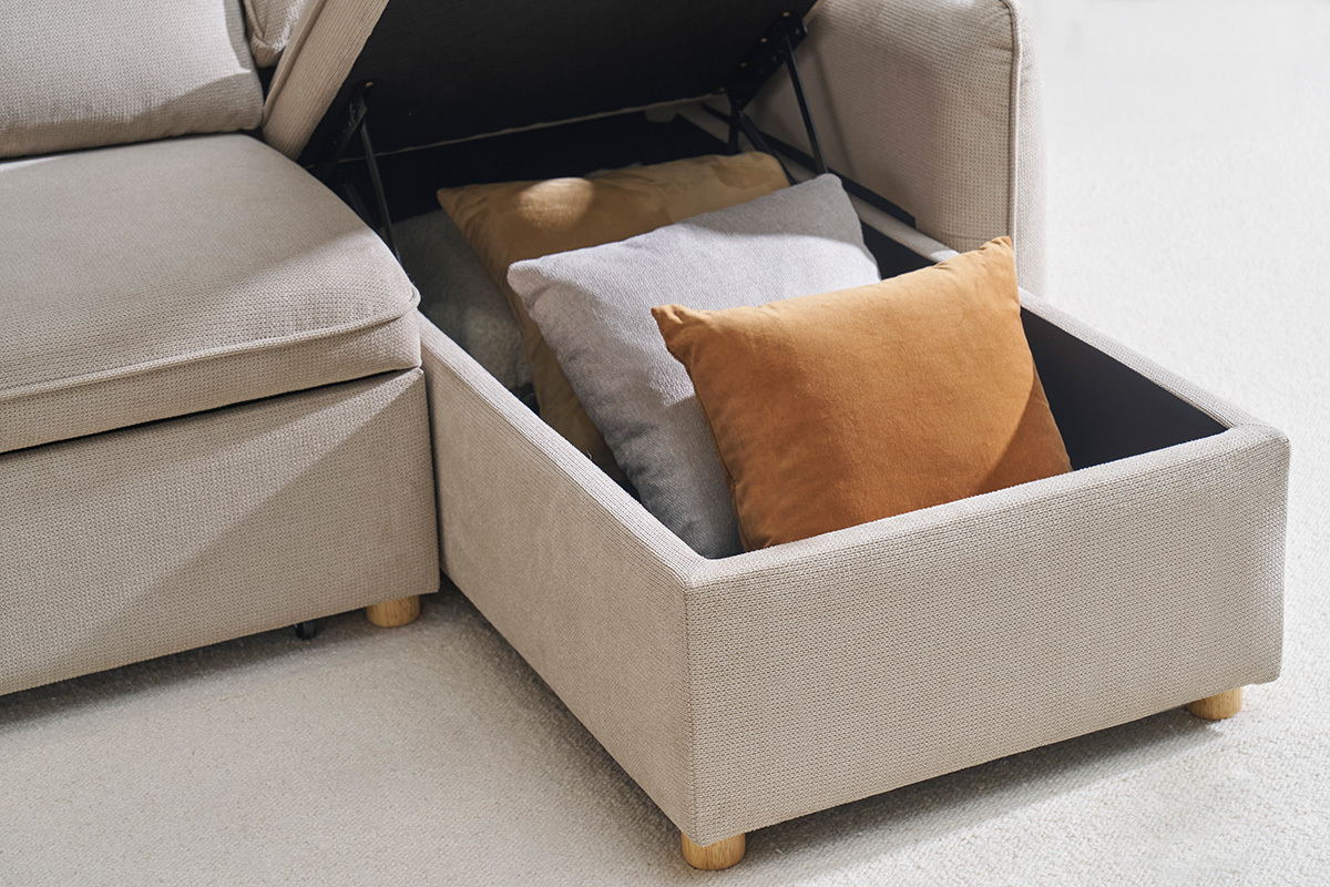 Coffre du canap� ORSO beige ouvert, contenant des coussins vari�s.