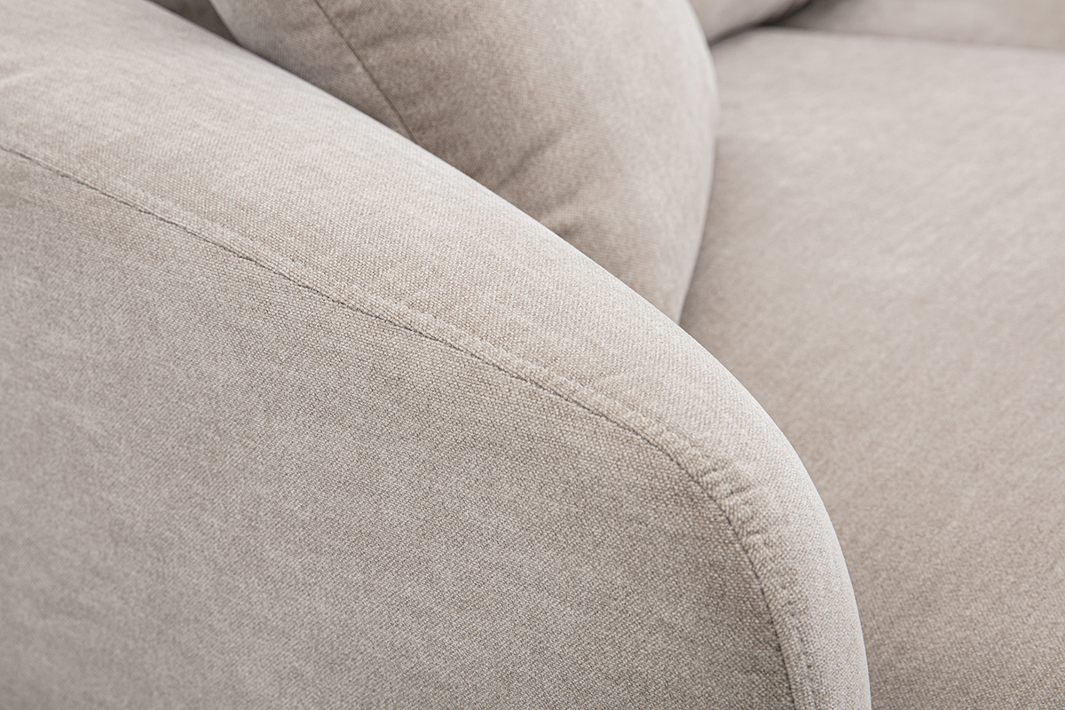 D�tail du canap� d'angle JERRY en tissu effet velours taupe, montrant les accoudoirs incurv�s.