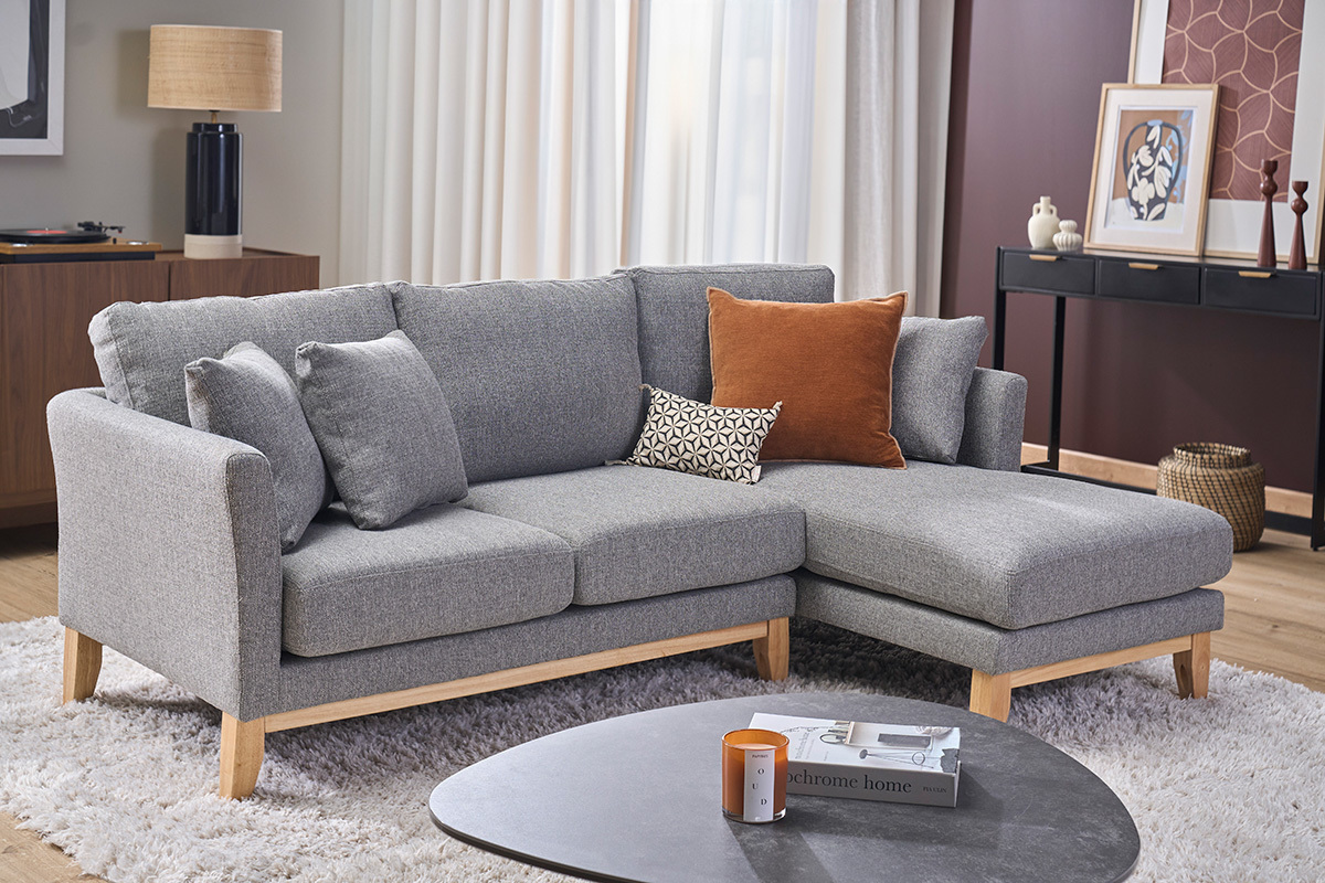 Canap� d'angle droit d�houssable scandinave en tissu gris clair avec coussins, vue de 3/4.