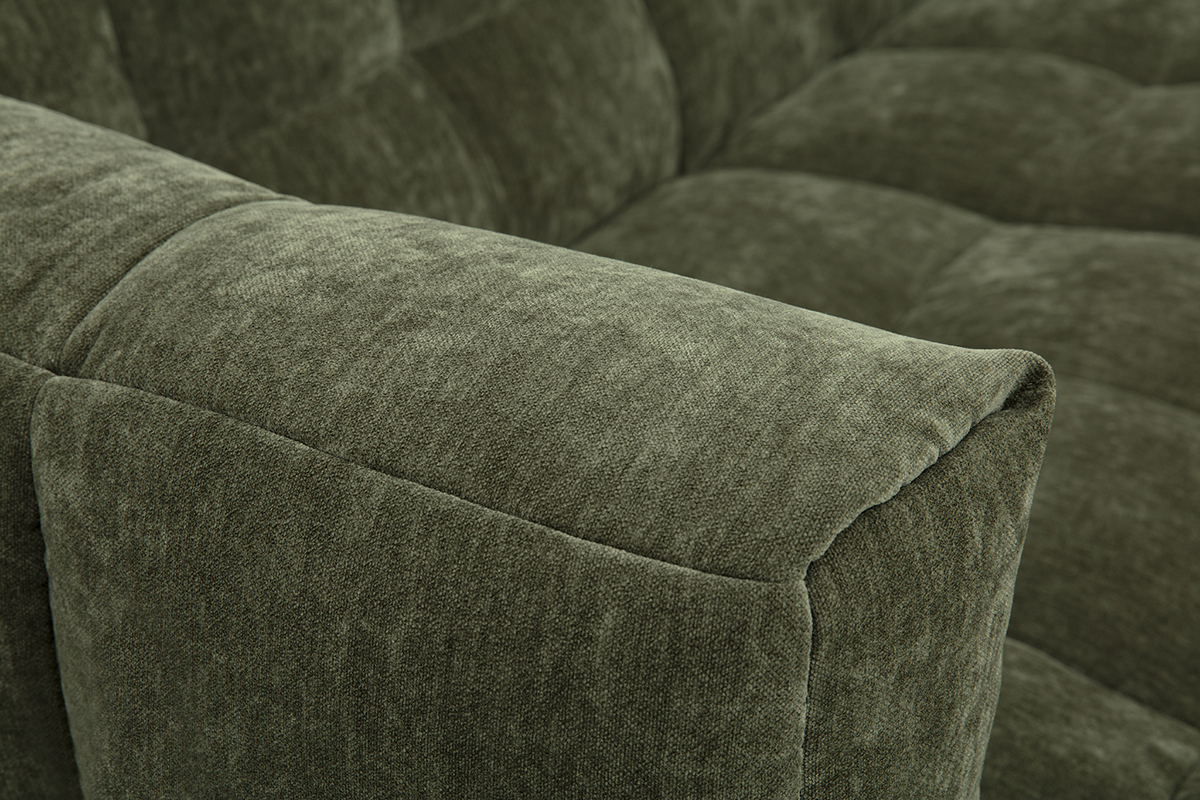 Gros plan sur le tissu effet velours vert kaki du canap� CORTO.