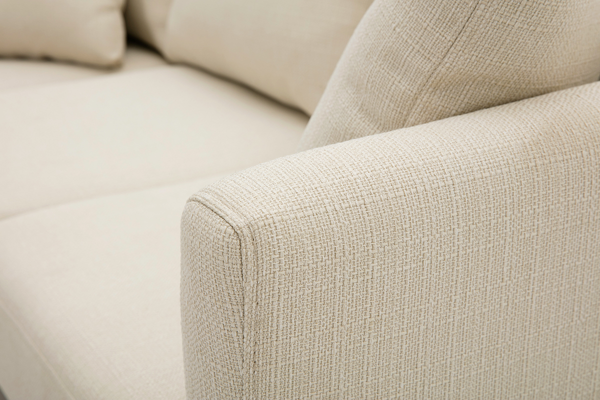 D�tail du canap� d'angle gauche scandinave en tissu beige avec accoudoir en vue de pr�s