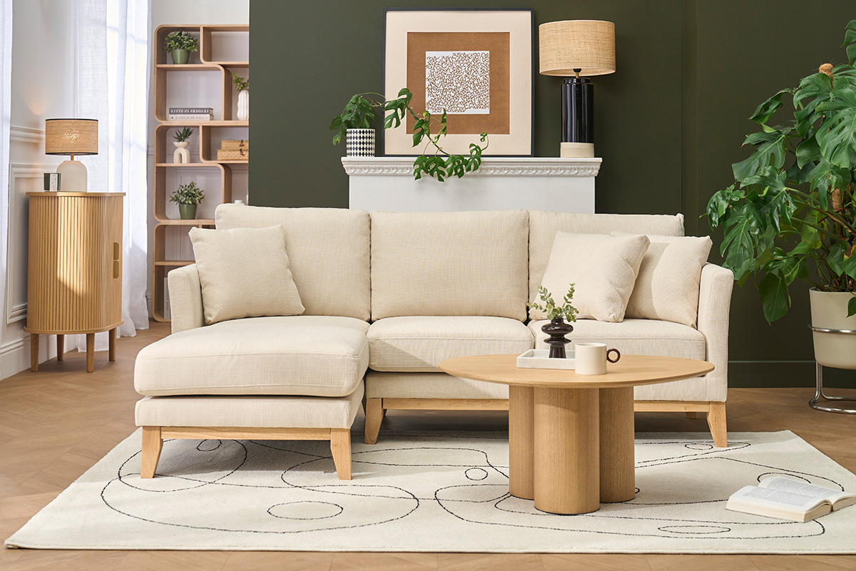 Canap� d'angle gauche scandinave en tissu beige avec m�ridienne, vue de face dans un salon