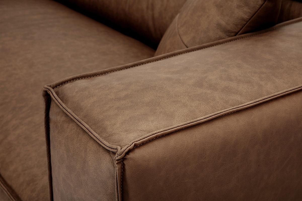 D�tail du rev�tement en cuir marron du canap� d'angle COBAIN.