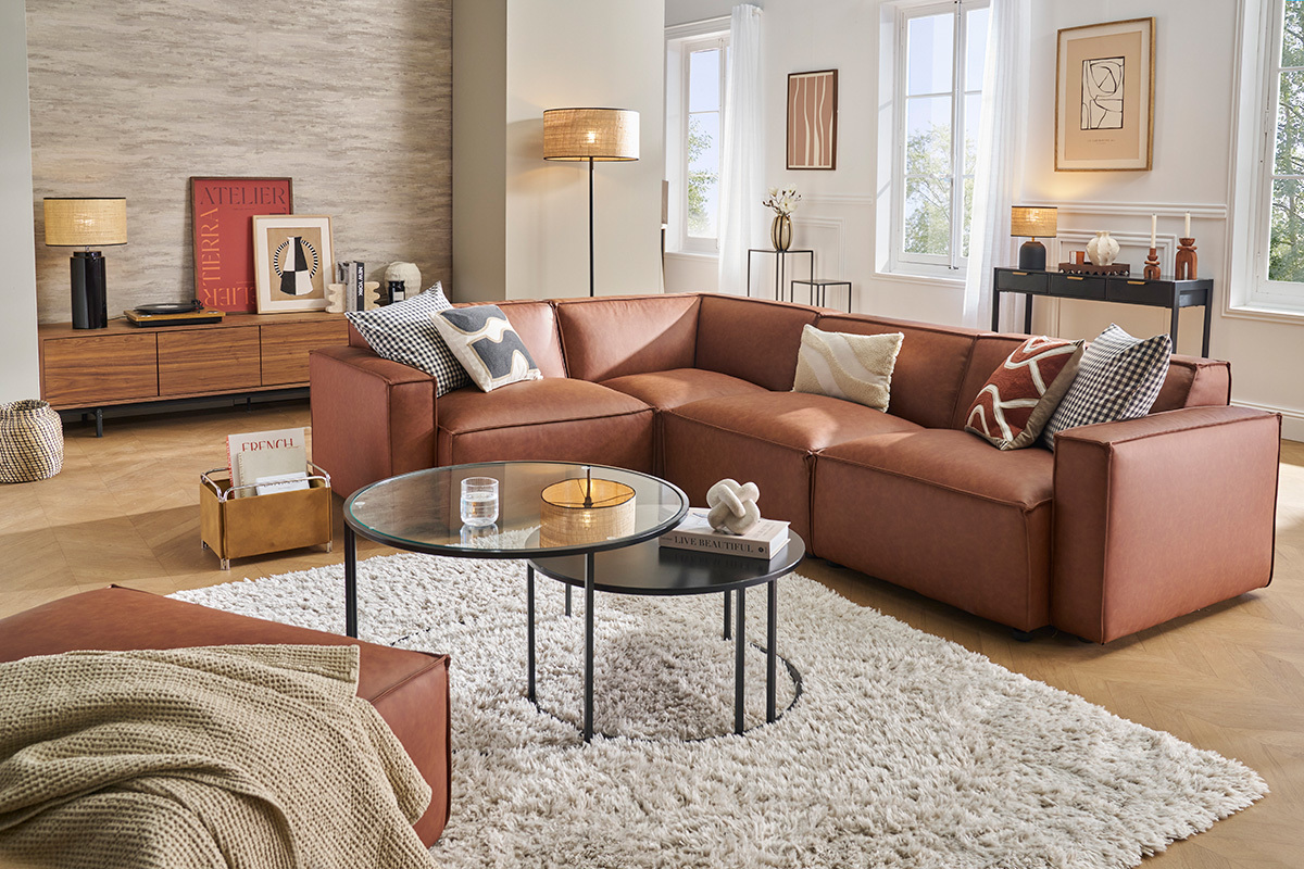 Canap� d'angle modulable 5 places en cuir marron dans un salon.