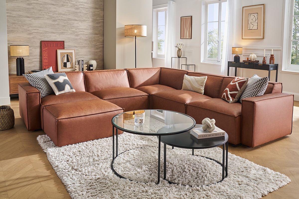Canap� d'angle en cuir marron SPLIT, 5 places et pouf, dans un salon moderne avec table basse ronde.