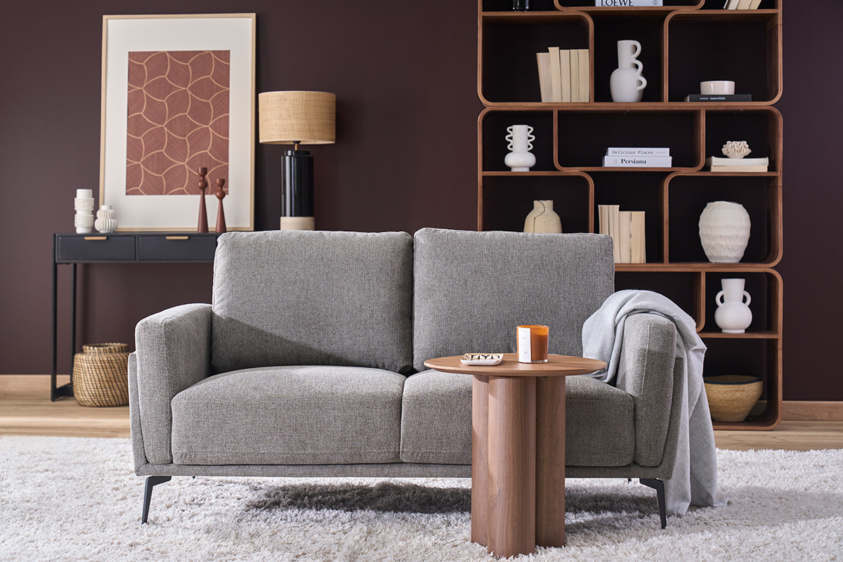Canap� design 2 places gris fonc� avec table d'appoint en bois, d�cor moderne en arri�re-plan.