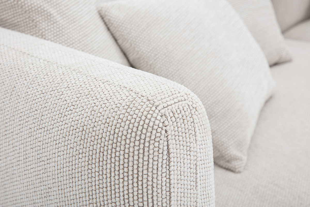 Texture du tissu effet velours chenill� beige clair du canap� design IGLESIAS en gros plan.
