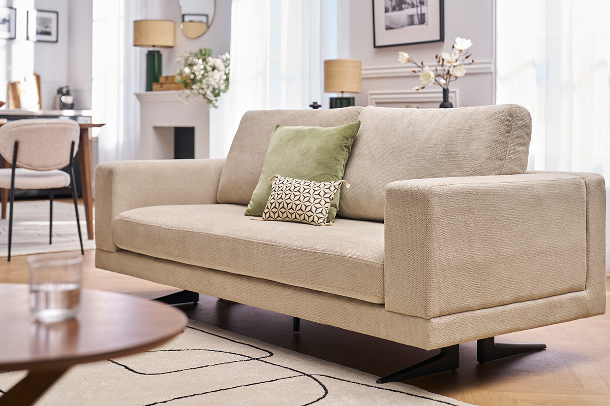 Canap� design 3 places en tissu chenille beige et m�tal noir LENNON