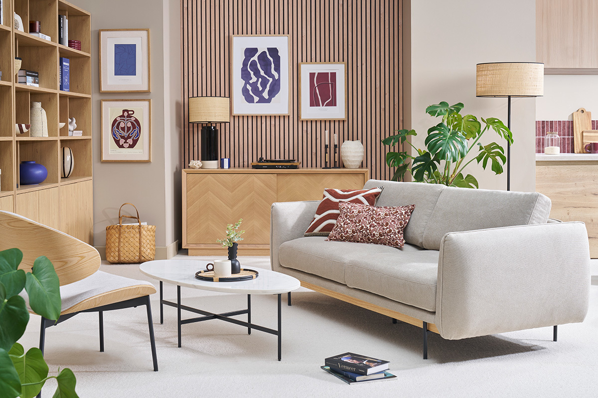 Salon moderne avec canap� beige TODD, table basse blanche et d�coration murale.