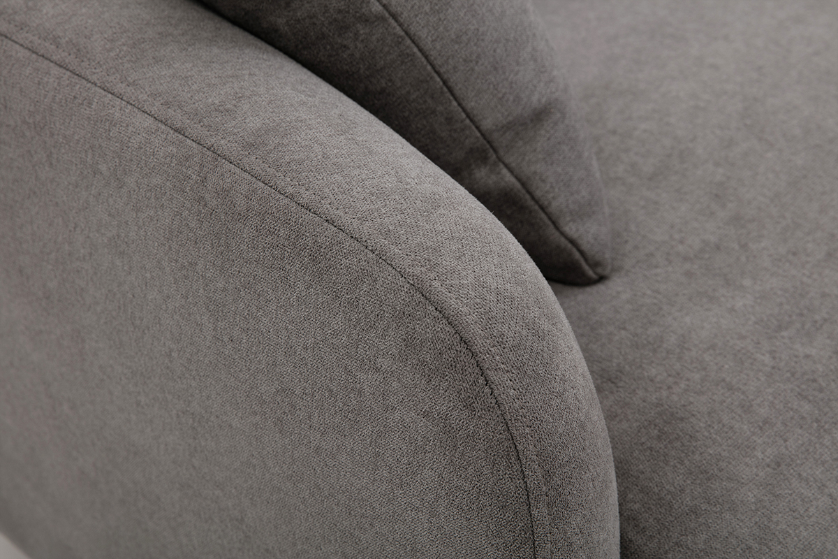 Gros plan d'un accoudoir en tissu effet velours gris du canap� JERRY.