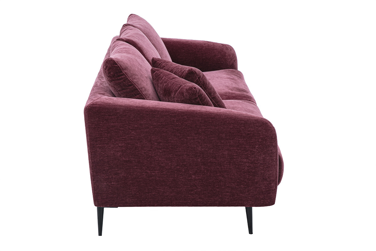 Canap� design 3 places en tissu effet velours prune, vue de profil, avec accoudoirs et coussins moelleux.