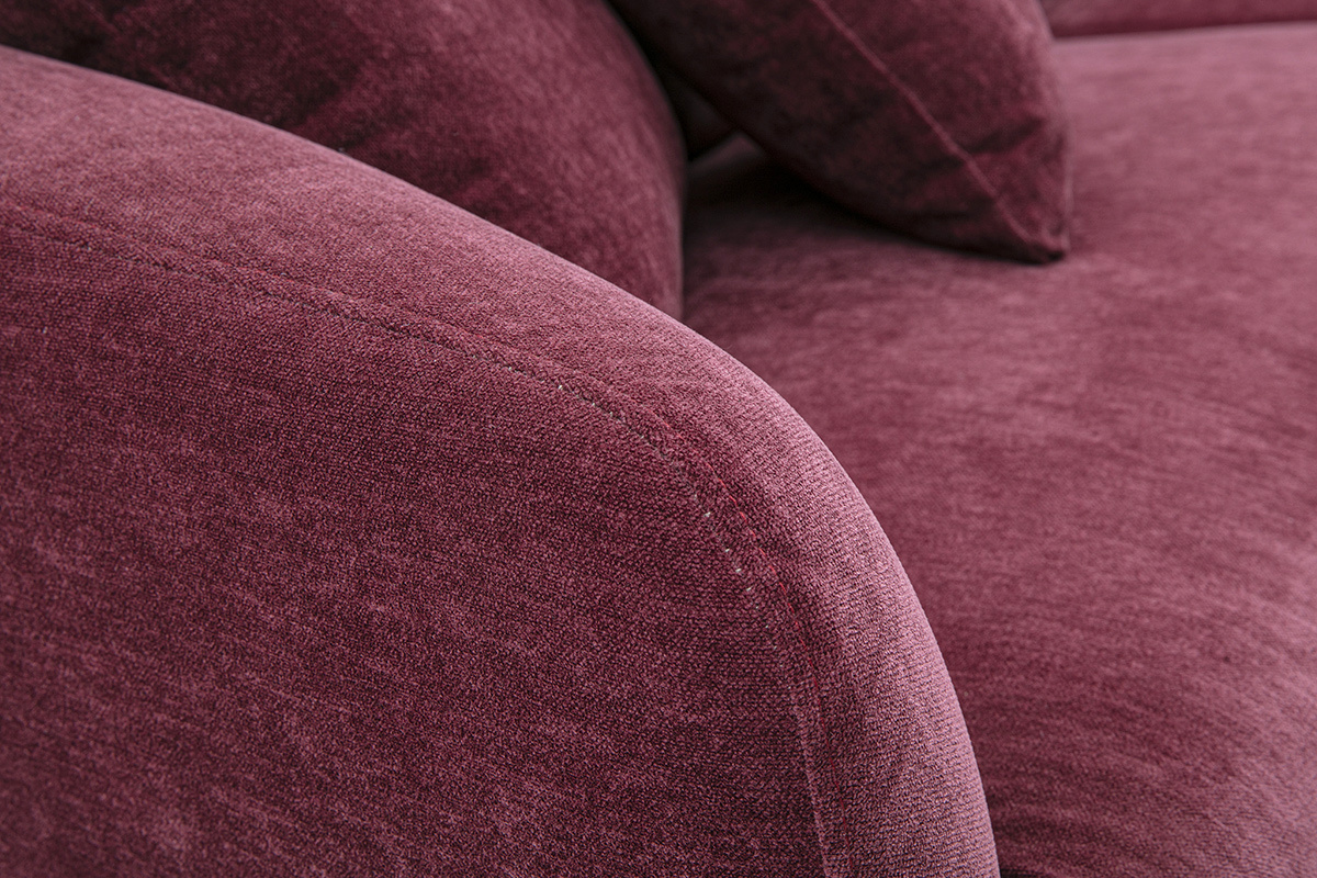 D�tail du canap� 3 places en tissu effet velours prune, vue rapproch�e du bras et des coussins