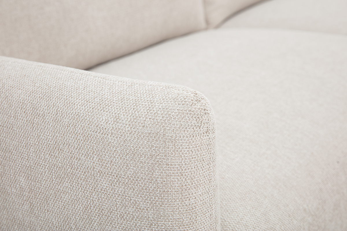 Gros plan sur le tissu effet velours textur� beige d'un canap�.