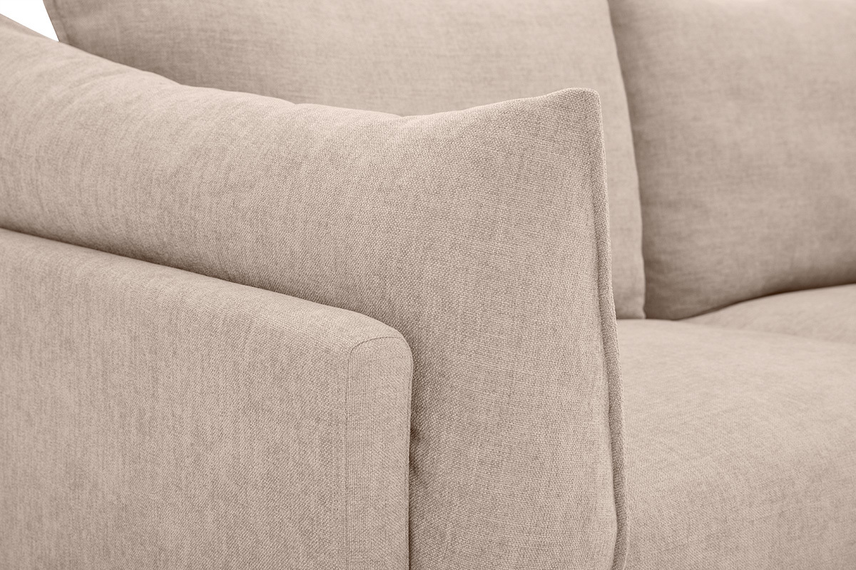 D�tail du canap� 3 places MARIUS, tissu effet velours beige, accoudoirs et coussins moelleux
