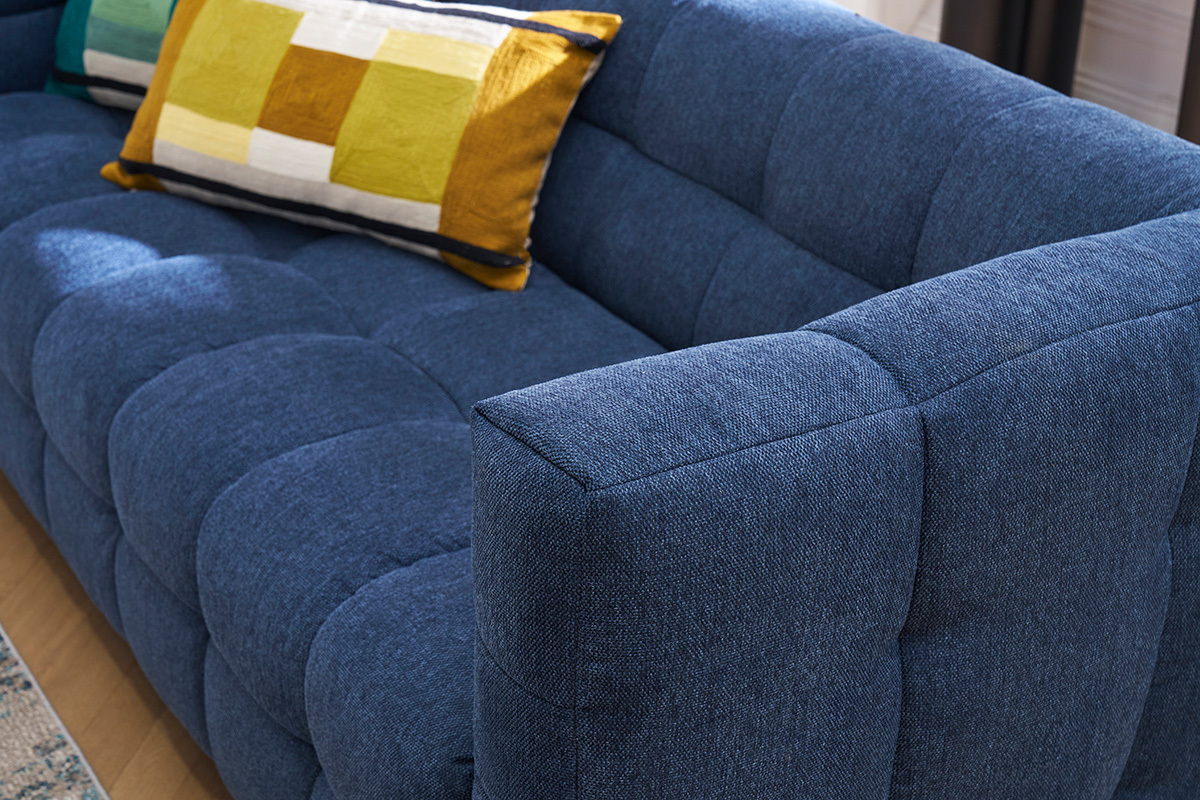 Canap� design 3 places et repose-pieds en tissu effet velours textur� bleu fonc� CORTO