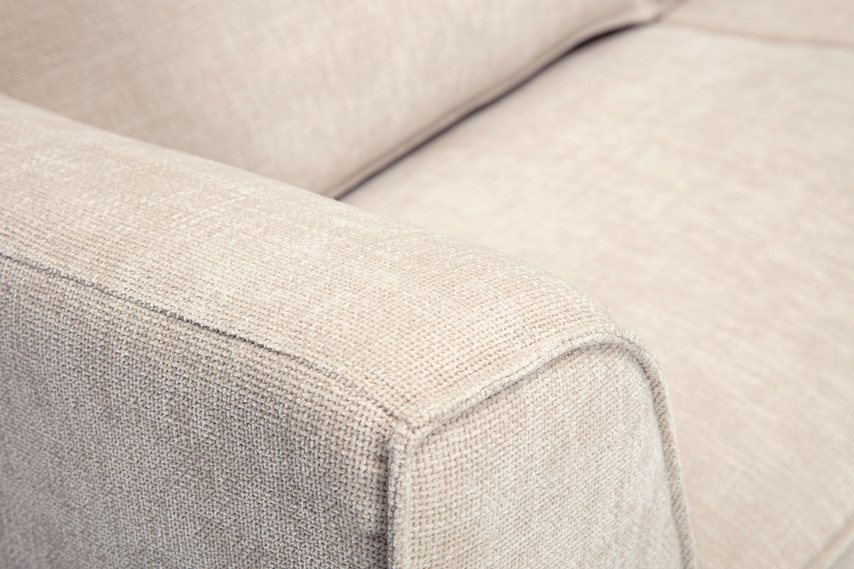 D�tail d'un canap� design 3 places en tissu effet velours textur� beige, vue de pr�s sur l'accoudoir.