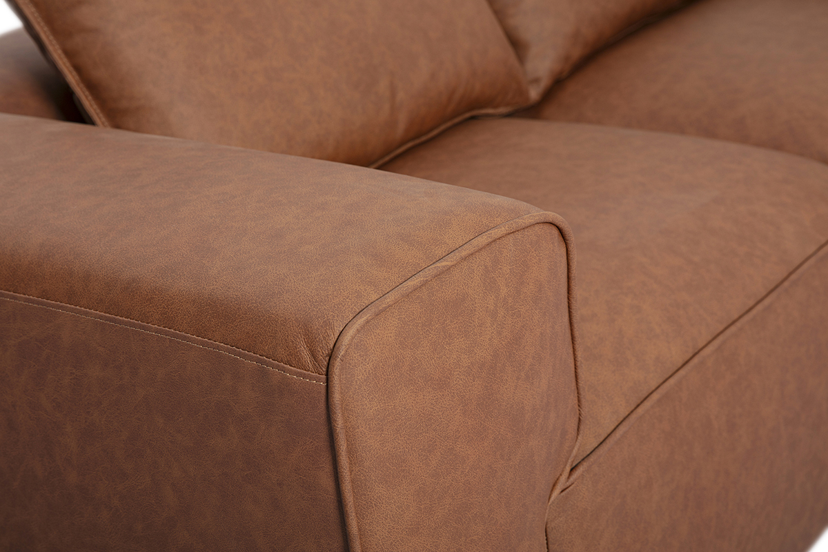 D�tail du canap� modulable 2 places FERGUS en cuir marron, vue rapproch�e de l'accoudoir.