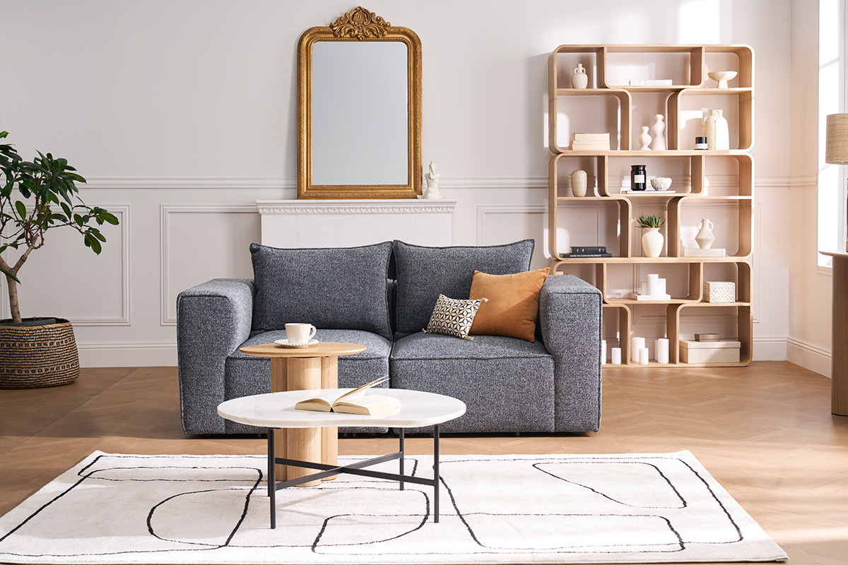 Canap� modulable 2 places gris KERRY dans un salon moderne avec table basse et �tag�re.