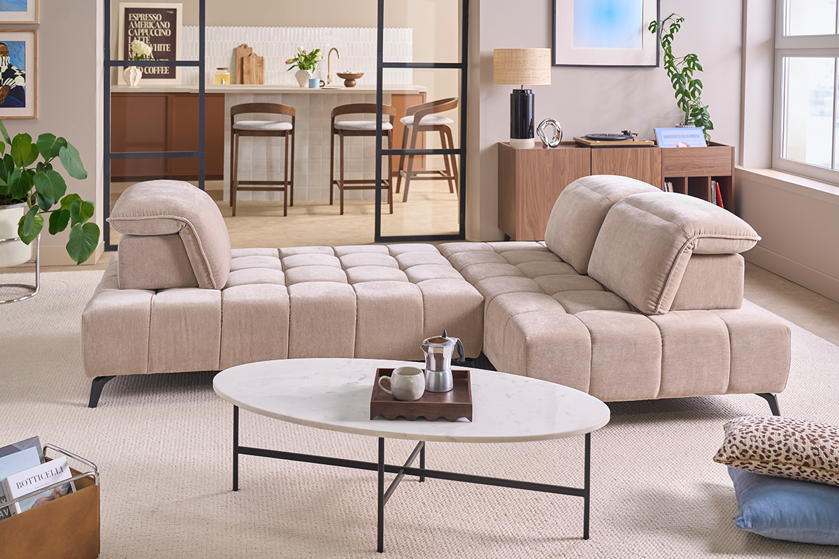 Canap� modulable 4 places avec t�ti�res ajustables en tissu effet velours taupe et m�tal noir OLMO