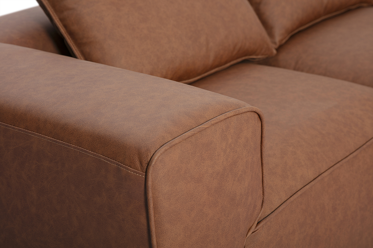D�tail d'un canap� modulable 4 places en cuir marron FERGUS, vue de pr�s sur l'accoudoir.