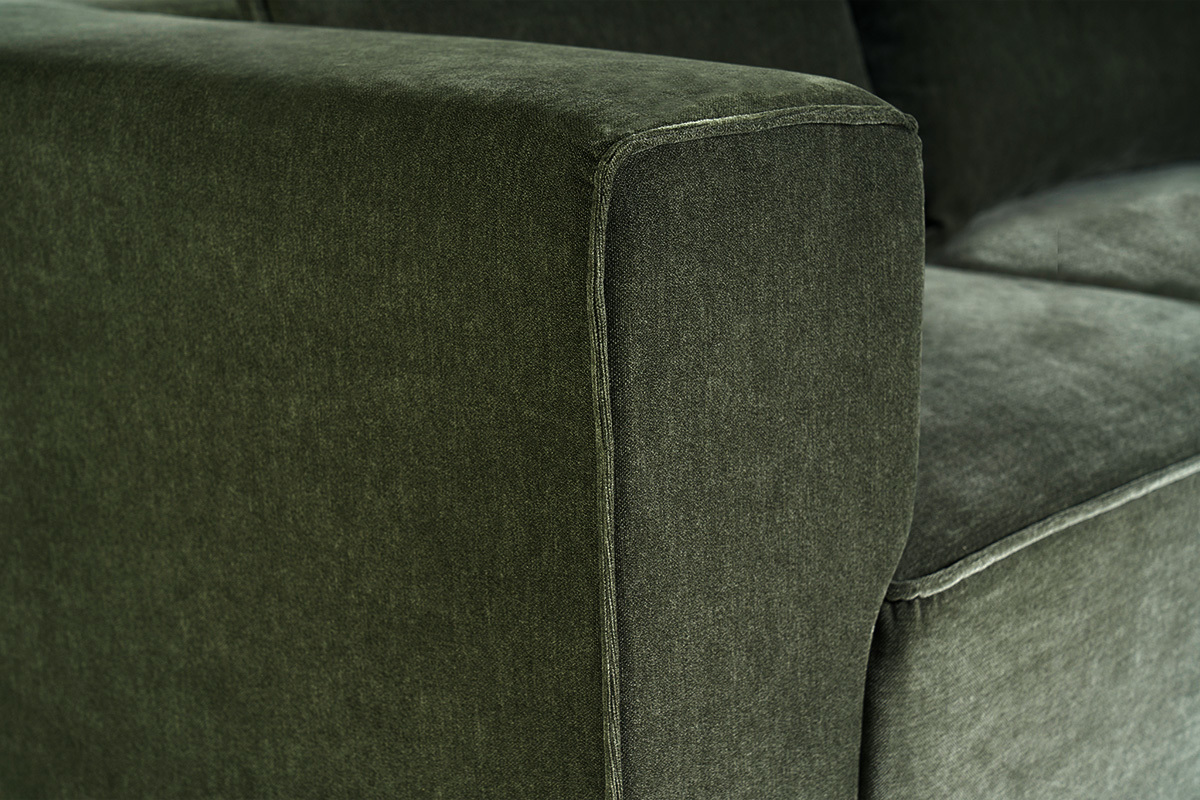 D�tail du canap� modulable 5 places en tissu effet velours vert kaki, vue rapproch�e d'un accoudoir.