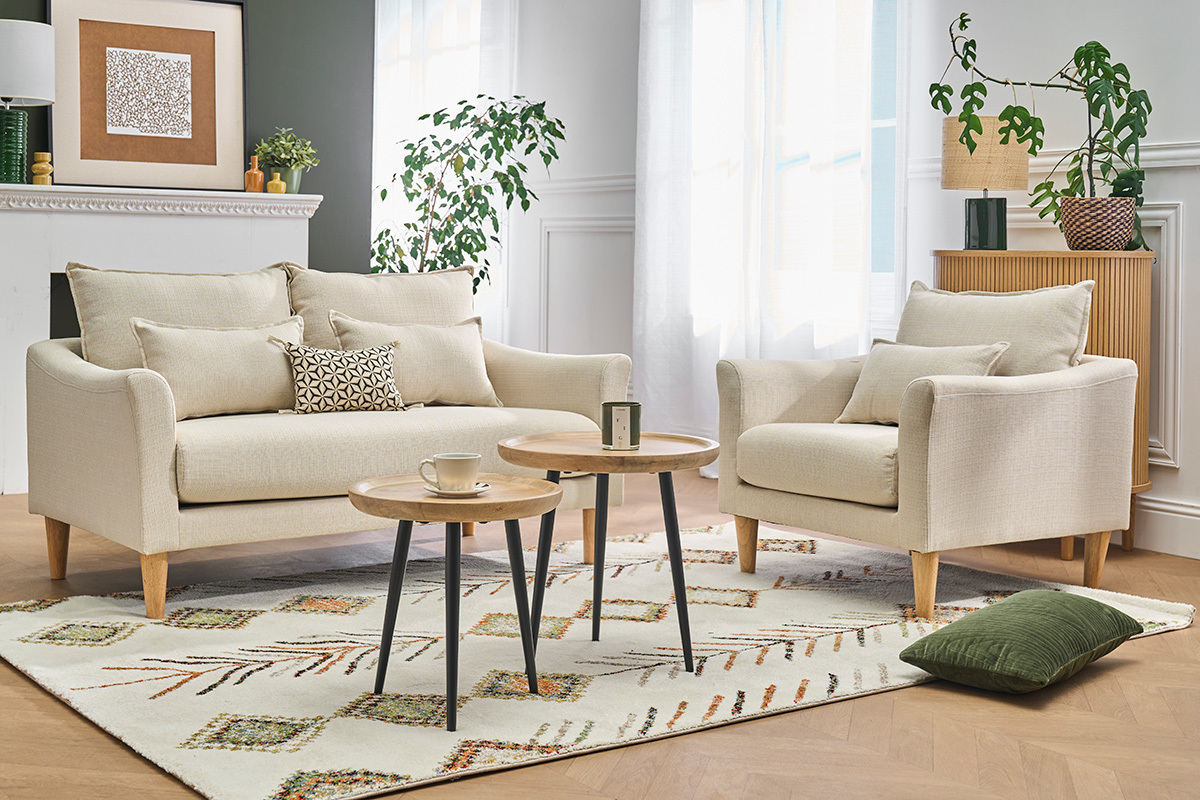 Canap� scandinave 2 places beige KATE avec coussins, vu de 3/4 dans un salon