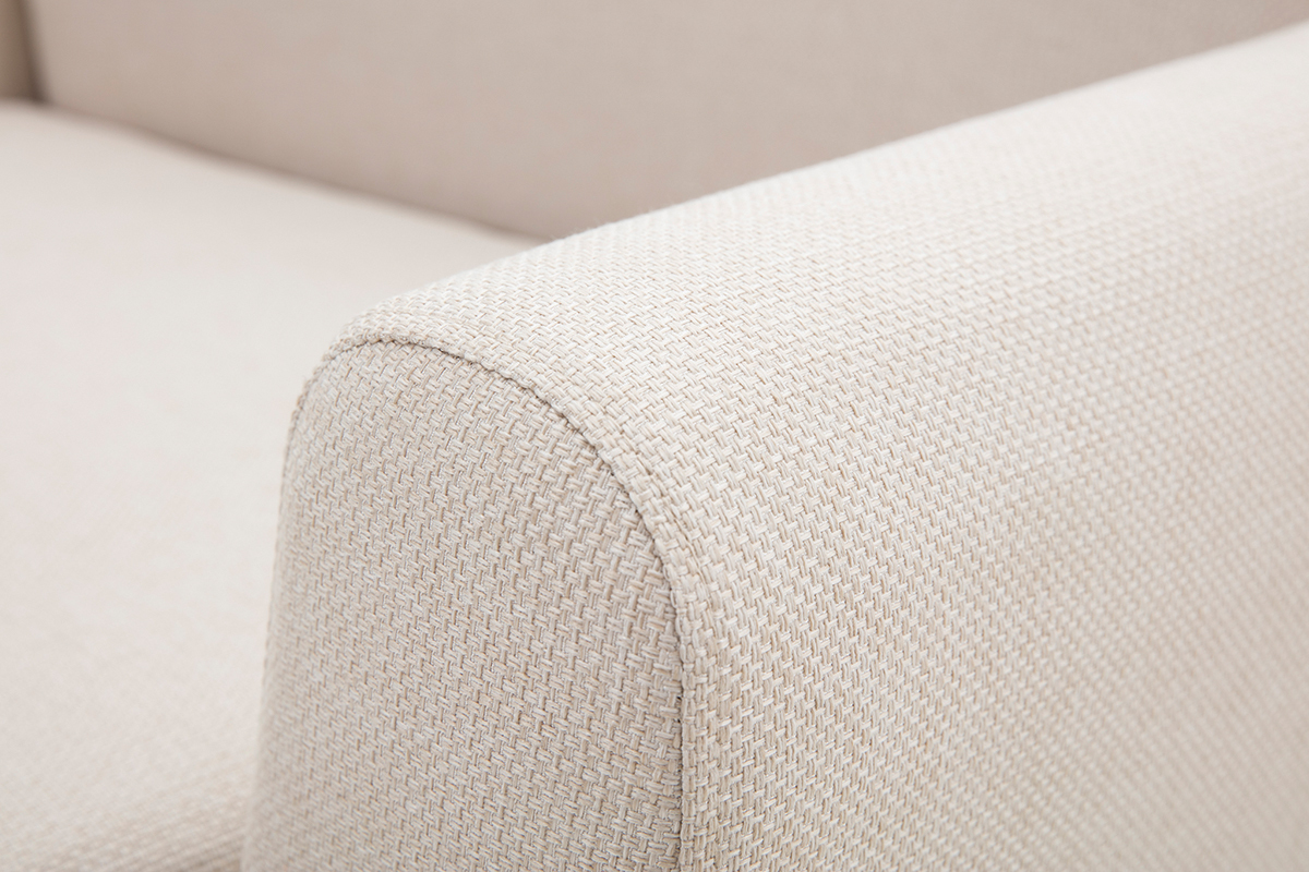 D�tail du canap� scandinave 2 places en tissu beige, vue rapproch�e de l'accoudoir.