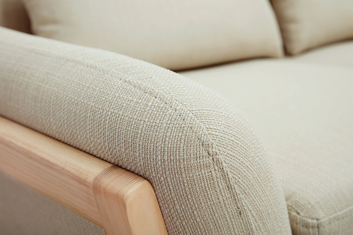 Canap� scandinave 2 places en tissu beige et bois clair YOKO