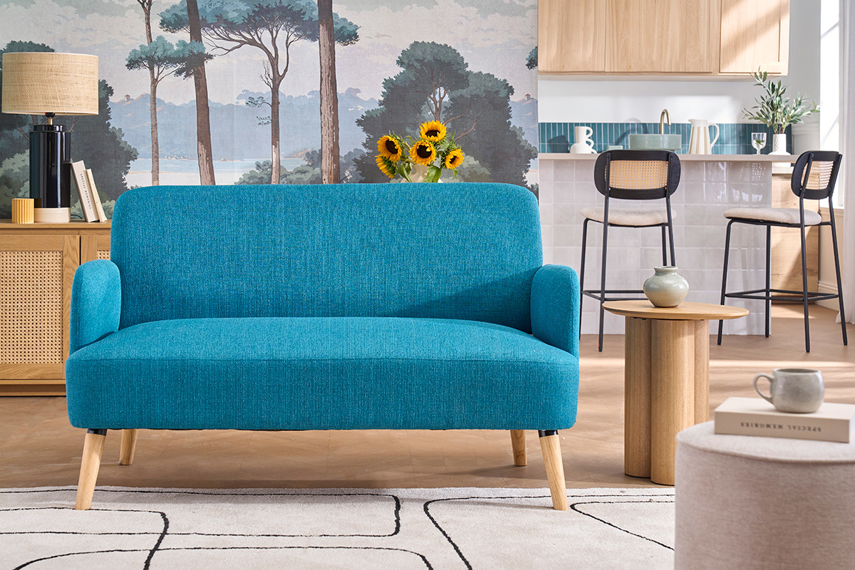 Canap� scandinave 2 places en tissu bleu canard, vue de face avec mobilier moderne en arri�re-plan.