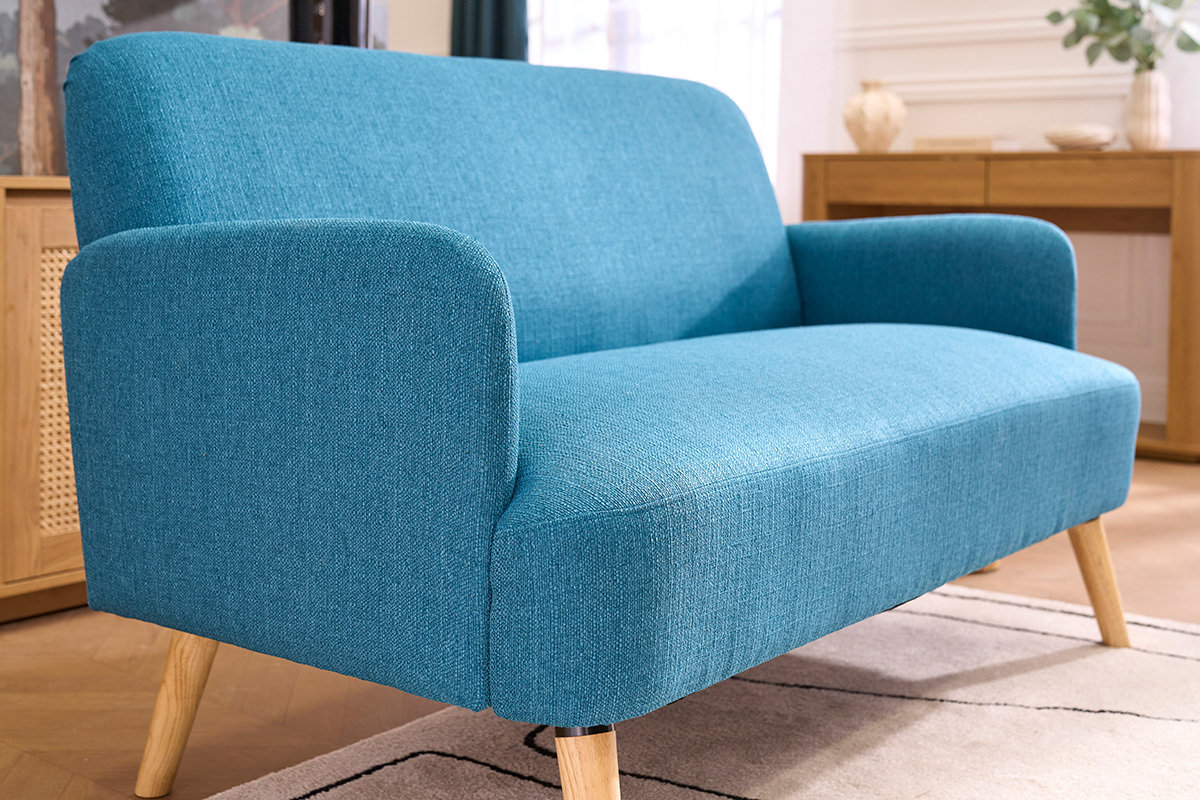 Canap� scandinave 2 places en tissu bleu canard, vue de pr�s avec pieds en bois clair.