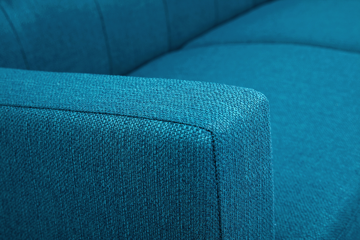 Gros plan sur l'accoudoir d'un canap� en tissu bleu canard.