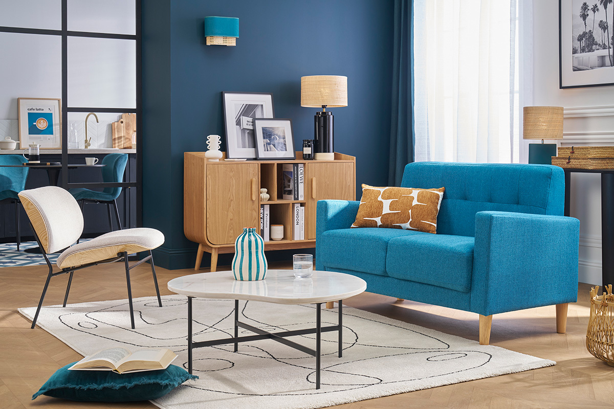 Canap� scandinave 2 places bleu canard en tissu et bois clair MOON, vue d'ensemble dans un salon.