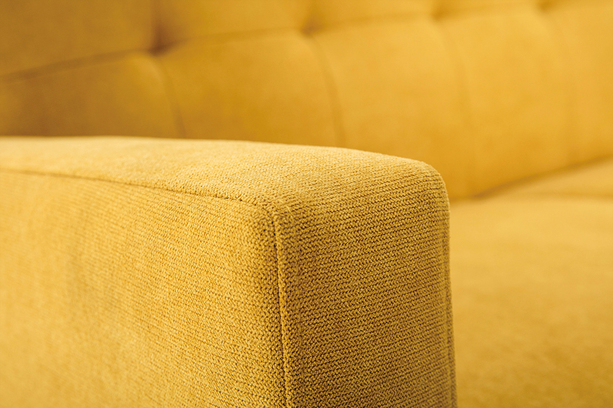 D�tail du tissu effet velours jaune moutarde d'un canap� scandinave MOON.