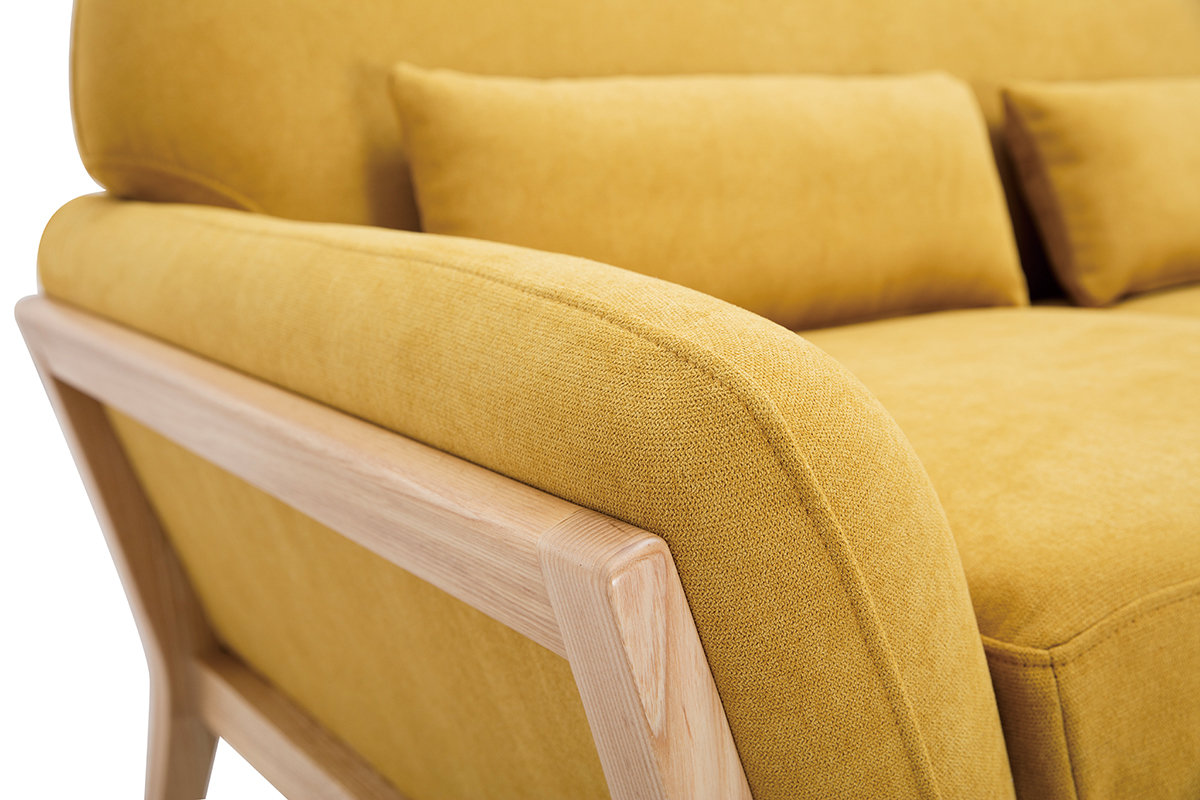 D�tail du canap� YOKO en tissu jaune moutarde avec cadre en bois clair.