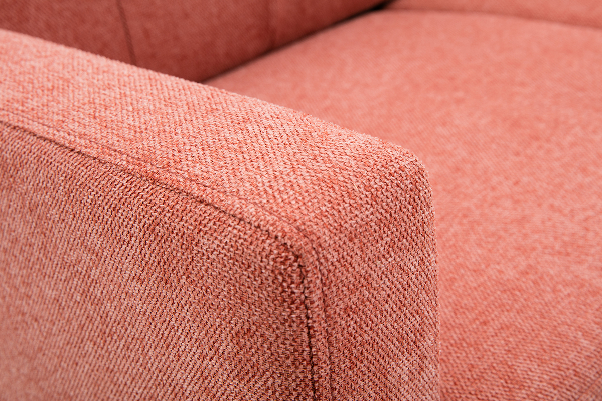 D�tail du tissu effet velours textur� terracotta d'un canap�.